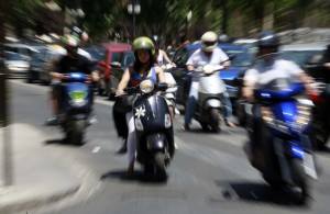 Varios jóvenes, en sus ciclomotores. González Molero