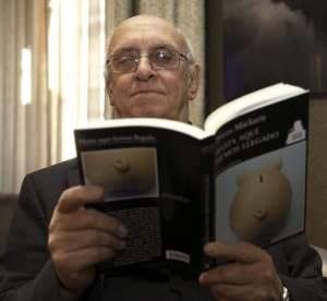 Noir financiero Markaris leyendo