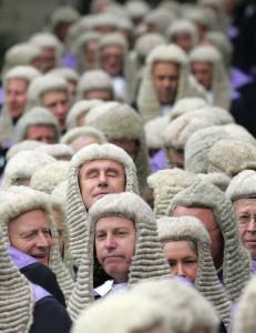 Jueces británicos con peluca. REUTERS