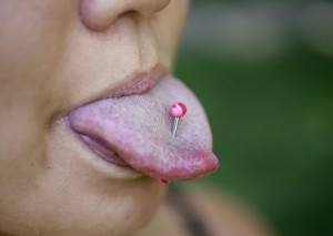 Un piercing en la lengua, foto: Ap