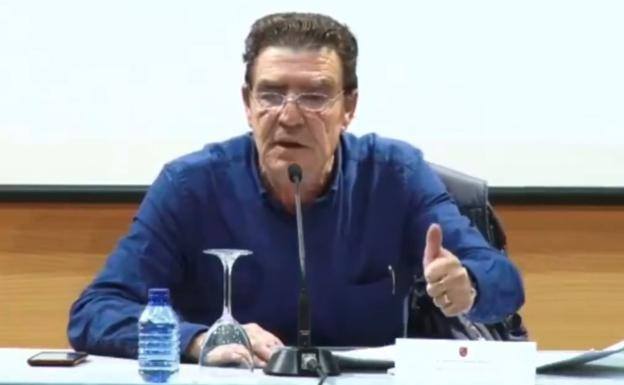 Los niños quieren hacer la comunión cada vez más pequeños para tener antes el  móvil más caro
