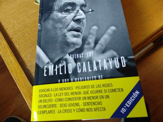 Feliz Día del Libro, leed, que es bueno para la salud, aunque sea un libro nuestro, ja, ja, ja
