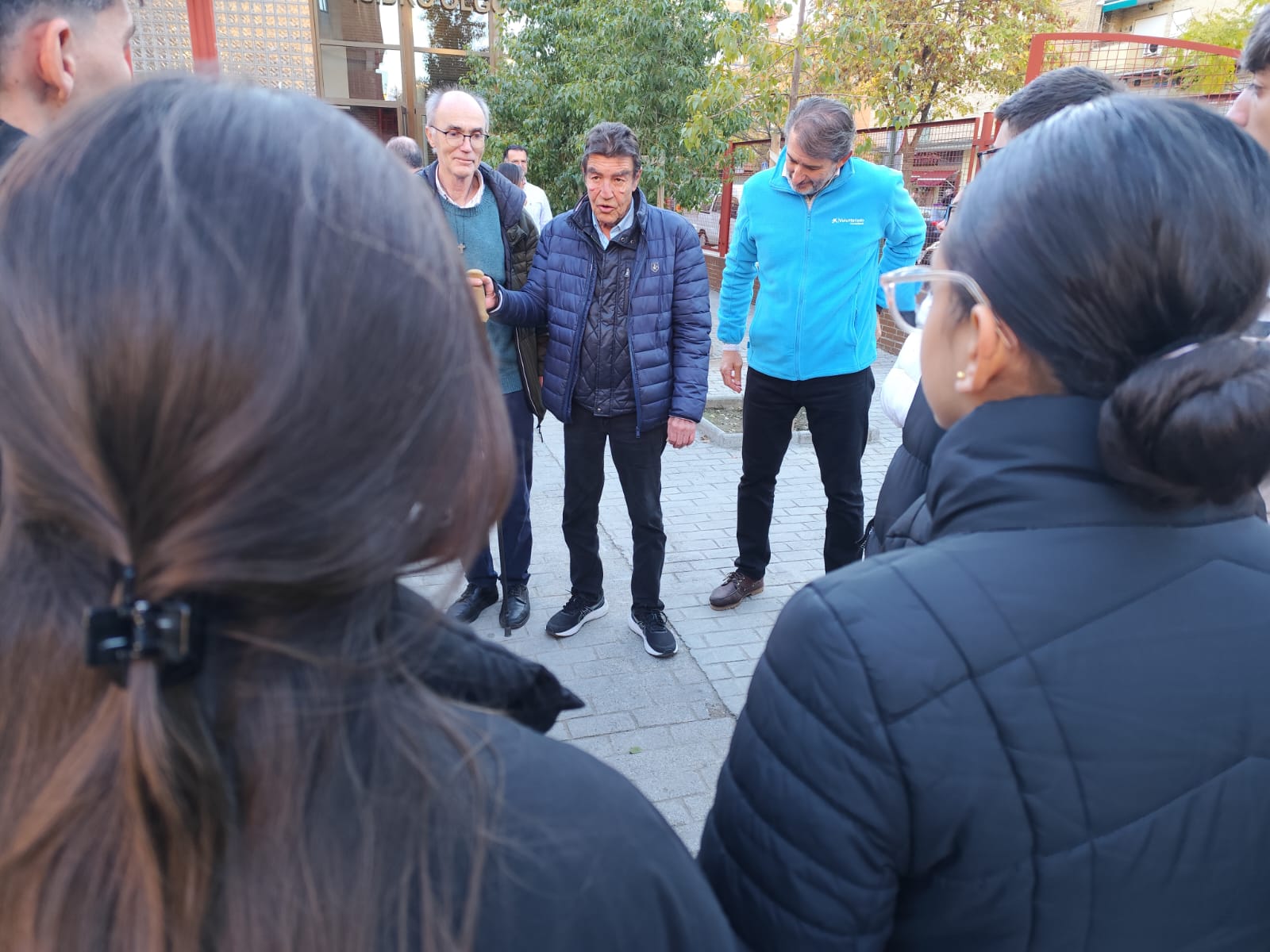 Me saludan unos niños y les digo «sed buenos» y se ríen; «me he ‘quedao’ con vuestras caras», contrataco; ya no se ríen, ja, ja, ja