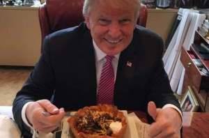 Trump comiéndose (o haciendo como que se come) el famoso Taco Mexicano